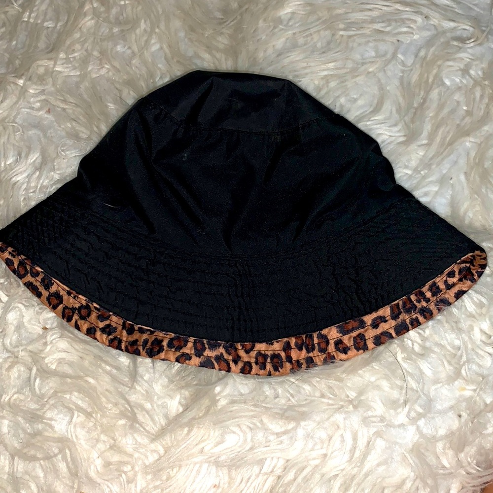 Reversible black & cheetah print bucket hat!✨